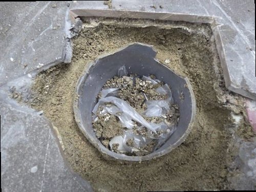 옥천군 누수탐지 베란다 창틀과 벽 하단에 생긴 누수 얼룩 확인